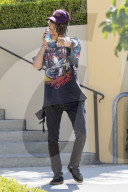 PEOPLE - Jaden Smith albert mit der Wasserflasche herum