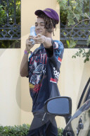 PEOPLE - Jaden Smith albert mit der Wasserflasche herum