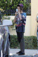PEOPLE - Jaden Smith albert mit der Wasserflasche herum