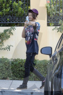 PEOPLE - Jaden Smith albert mit der Wasserflasche herum