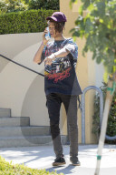 PEOPLE - Jaden Smith albert mit der Wasserflasche herum