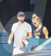 EXKLUSIV - Nina Agdal und Leonardo DiCaprio bummeln in New York