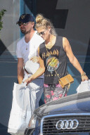 EXKLUSIV - Nina Agdal und Leonardo DiCaprio bummeln in New York