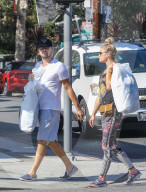 EXKLUSIV - Nina Agdal und Leonardo DiCaprio bummeln in New York