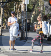 EXKLUSIV - Nina Agdal und Leonardo DiCaprio bummeln in New York