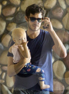 PEOPLE - Daddy on Duty: Adam Brody mit Klein Arlo in Los Angeles unterwegs