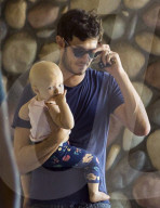 PEOPLE - Daddy on Duty: Adam Brody mit Klein Arlo in Los Angeles unterwegs