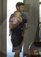 PEOPLE - Daddy on Duty: Adam Brody mit Klein Arlo in Los Angeles unterwegs