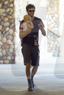 PEOPLE - Daddy on Duty: Adam Brody mit Klein Arlo in Los Angeles unterwegs