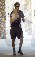 PEOPLE - Daddy on Duty: Adam Brody mit Klein Arlo in Los Angeles unterwegs