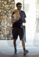 PEOPLE - Daddy on Duty: Adam Brody mit Klein Arlo in Los Angeles unterwegs