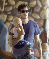 PEOPLE - Daddy on Duty: Adam Brody mit Klein Arlo in Los Angeles unterwegs