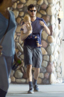 PEOPLE - Daddy on Duty: Adam Brody mit Klein Arlo in Los Angeles unterwegs