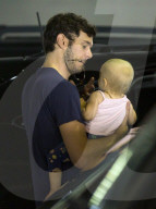 PEOPLE - Daddy on Duty: Adam Brody mit Klein Arlo in Los Angeles unterwegs