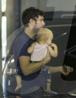 PEOPLE - Daddy on Duty: Adam Brody mit Klein Arlo in Los Angeles unterwegs