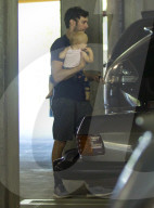 PEOPLE - Daddy on Duty: Adam Brody mit Klein Arlo in Los Angeles unterwegs