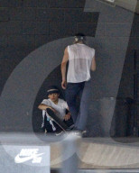EXKLUSIV - Was inhaliert denn Brooklyn Beckham da?