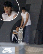 EXKLUSIV - Was inhaliert denn Brooklyn Beckham da?