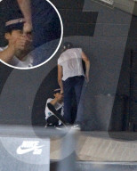 EXKLUSIV - Was inhaliert denn Brooklyn Beckham da?
