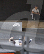 EXKLUSIV - Was inhaliert denn Brooklyn Beckham da?