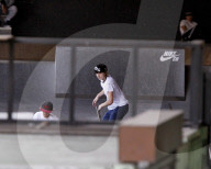 EXKLUSIV - Was inhaliert denn Brooklyn Beckham da?