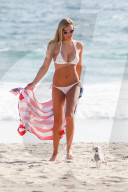 PEOPLE - Model Samantha Hoopes hisst die Flagge am Strand von Malibu