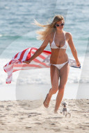 PEOPLE - Model Samantha Hoopes hisst die Flagge am Strand von Malibu