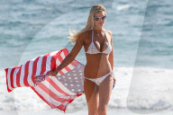 PEOPLE - Model Samantha Hoopes hisst die Flagge am Strand von Malibu