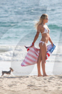 PEOPLE - Model Samantha Hoopes hisst die Flagge am Strand von Malibu