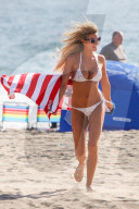 PEOPLE - Model Samantha Hoopes hisst die Flagge am Strand von Malibu