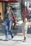 PEOPLE - Kimberly Stewart Bummelt mit Klein Delilah in Bel Air 