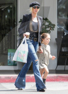PEOPLE - Kimberly Stewart Bummelt mit Klein Delilah in Bel Air 
