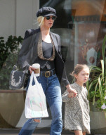 PEOPLE - Kimberly Stewart Bummelt mit Klein Delilah in Bel Air 