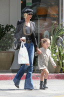 PEOPLE - Kimberly Stewart Bummelt mit Klein Delilah in Bel Air 