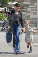 PEOPLE - Kimberly Stewart Bummelt mit Klein Delilah in Bel Air 