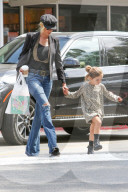 PEOPLE - Kimberly Stewart Bummelt mit Klein Delilah in Bel Air 