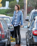 PEOPLE - Dylan Brosnan wartet auf einen Kumpel in Malibu