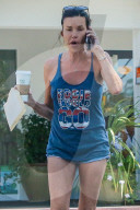 PEOPLE - Janice Dickinson gönnt sich einen Coffee to go