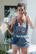 PEOPLE - Janice Dickinson gönnt sich einen Coffee to go