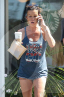 PEOPLE - Janice Dickinson gönnt sich einen Coffee to go