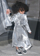 PEOPLE - Kim Kardashian und North West: Zwei wandelnde Disco-Kugeln