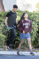 PEOPLE - Willow Smith gut gelaunt in Los Angeles unterwegs