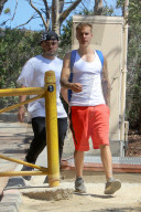 PEOPLE - Justin Bieber walkt durch die Hills