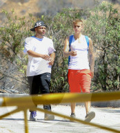 PEOPLE - Justin Bieber walkt durch die Hills