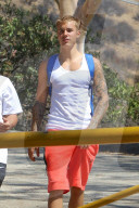 PEOPLE - Justin Bieber walkt durch die Hills