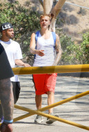 PEOPLE - Justin Bieber walkt durch die Hills