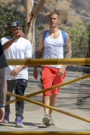 PEOPLE - Justin Bieber walkt durch die Hills