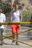 PEOPLE - Justin Bieber walkt durch die Hills