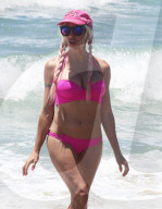 PEOPLE - Angelique Morgan übt das Paddeln in Malibu