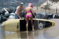 PEOPLE - Angelique Morgan übt das Paddeln in Malibu
